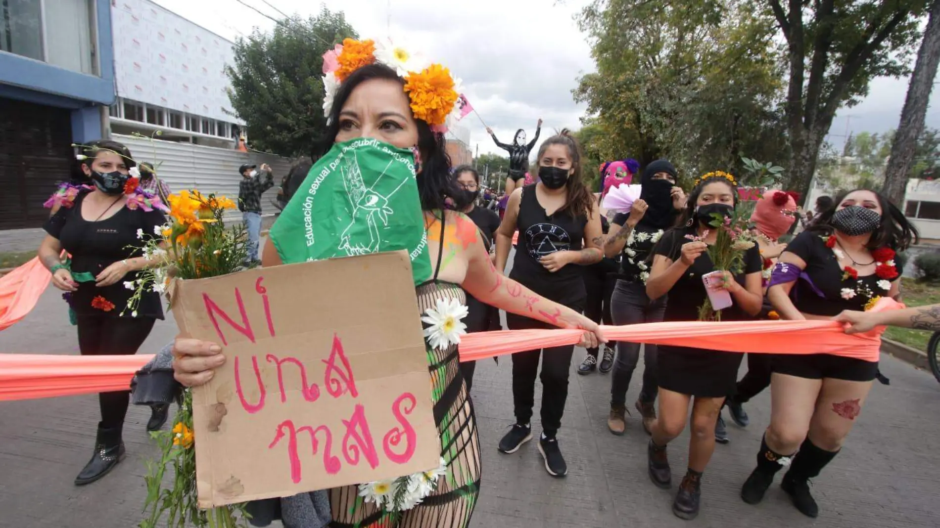 Exigen en Marcha de las Putas no criminalizar el aborto.